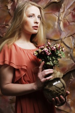 Kuru gülleri olan güzel kız