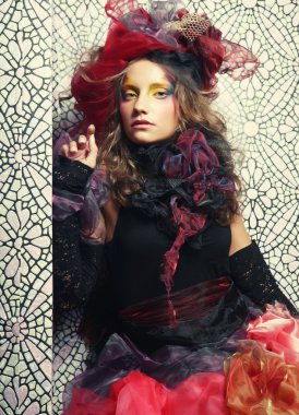 Sanatsal makyajlı güzel bir kadın..