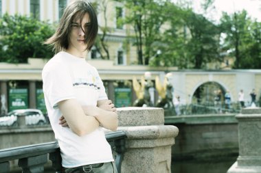 Yakışıklı genç adam.