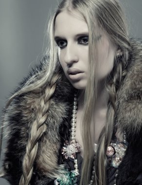 seksi sarışın gri arka plan