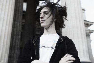 Yakışıklı genç adam.