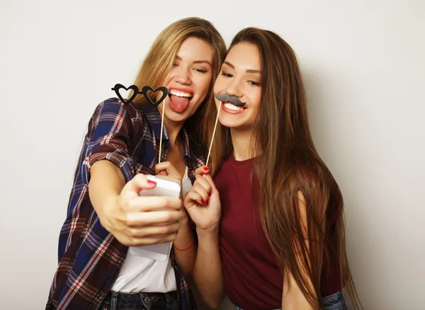 Twee tiener meisjes vrienden in hipster outfit maken selfie — Stockfoto