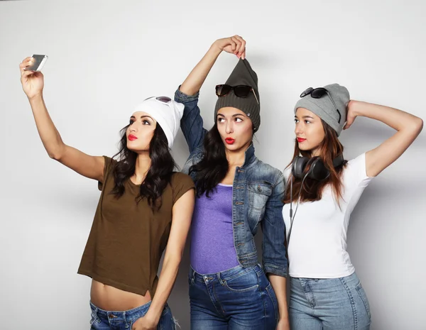 Tři šťastní dospívající dívky s smartphone s selfie — Stock fotografie