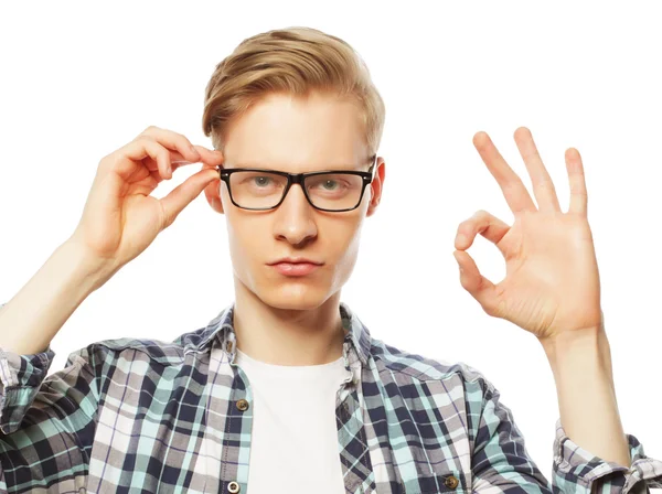 Hombre en gafas mostrando el pulgar hacia arriba —  Fotos de Stock