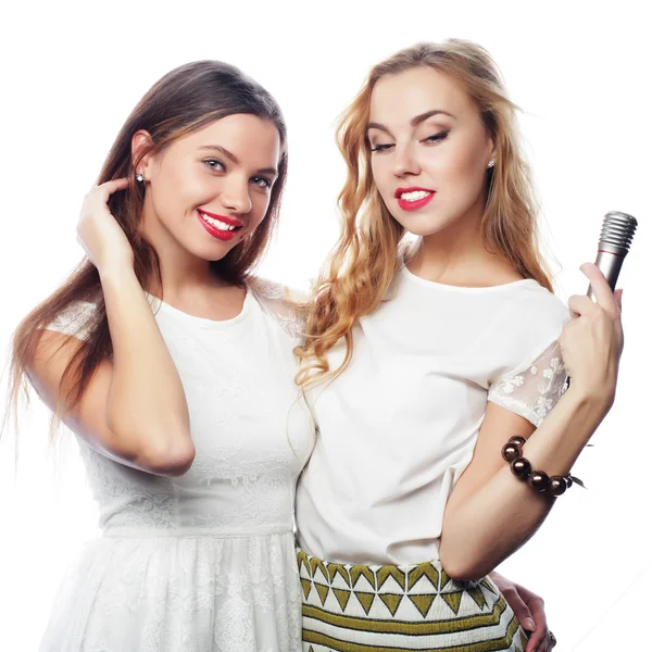 Due ragazze che cantano — Foto Stock