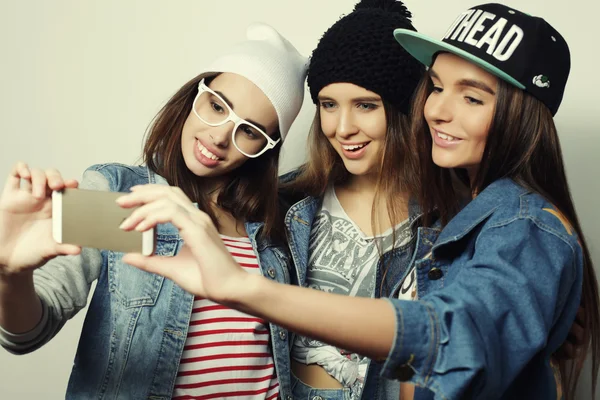 Tre ragazze adolescenti felici con smartphone scattare selfie — Foto Stock