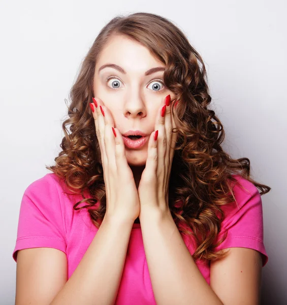 Beautiful young surprised woman. — Stock Photo, Image