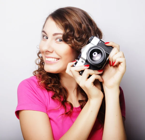 Giovane bella donna in possesso di fotocamera vintage — Foto Stock