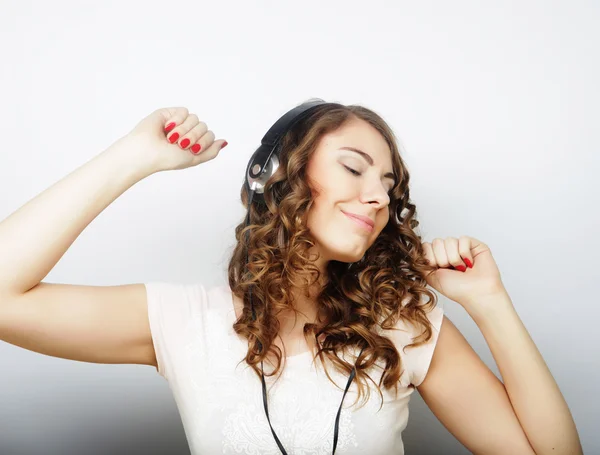 Mujer con auriculares escuchando música — Foto de Stock