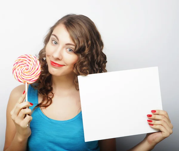 Kvinna med tomt kort och lollipop. — Stockfoto