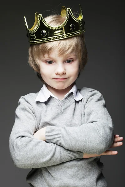 Petit garçon avec couronne — Photo