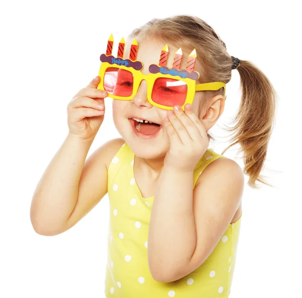 Kleines Mädchen mit lustiger orangefarbener Karnevalsbrille — Stockfoto