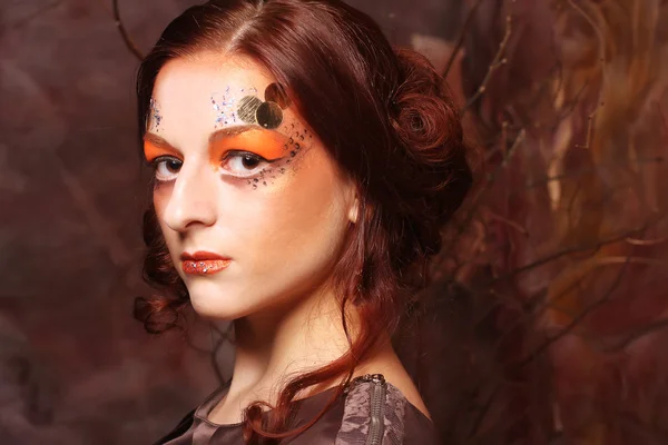 Rothaarige Frau mit hellem, kreativem Make-up — Stockfoto