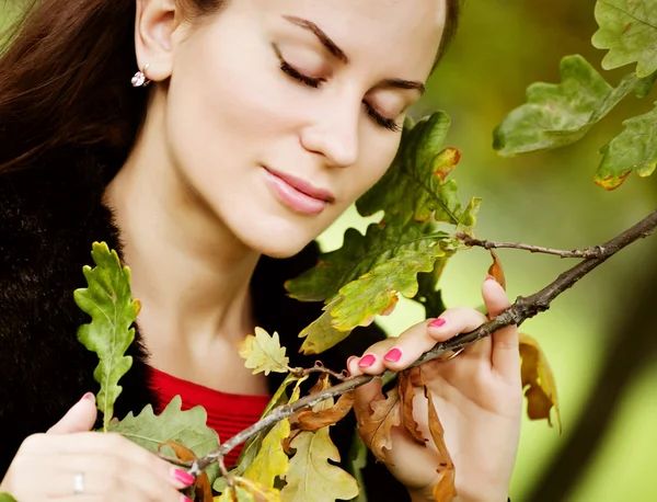 Donna con i capelli lunghi nel parco estivo — Foto Stock