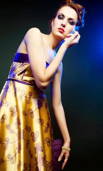 Kvinna i gul klänning — Stockfoto