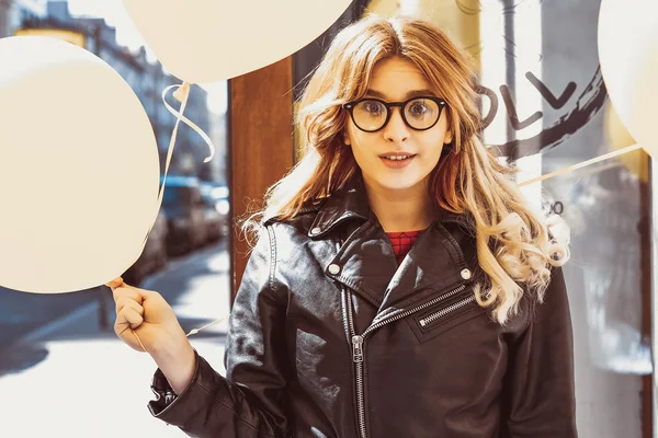 Giovane donna hipster con palloncino in città — Foto Stock