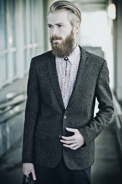 Jeune beau homme modèle barbu attrayant — Photo