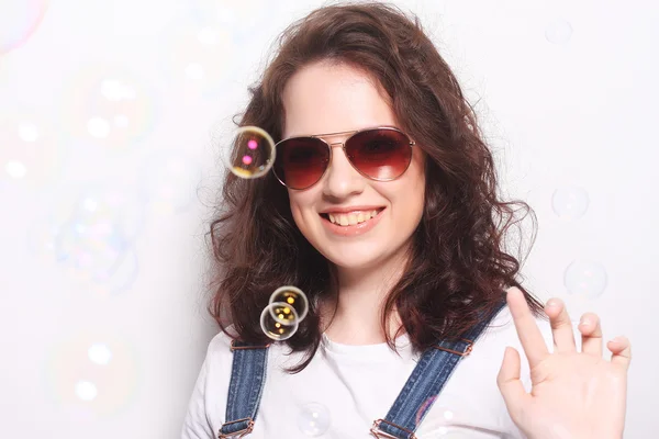 Mujer joven sorprendida usando gafas de sol . —  Fotos de Stock