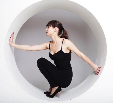 Çember içinde poz veren kadın