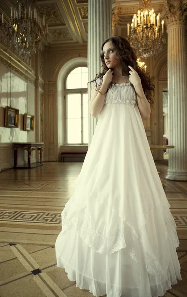 Retrato de una hermosa joven victoriana en vestido blanco — Foto de Stock