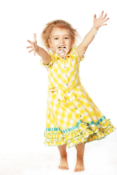 Lustige schöne kleine Mädchen mit Seifenblasen — Stockfoto