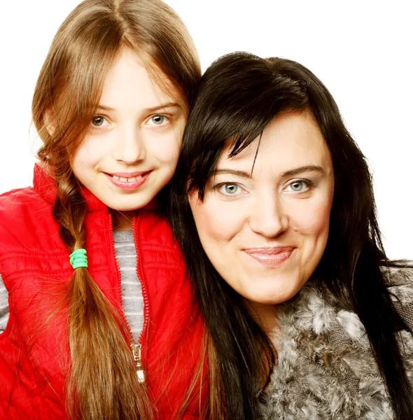 Madre y su hija sonriendo a la cámara — Foto de Stock