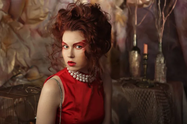 Рыжая женщина с ярким творческим макияжем — стоковое фото
