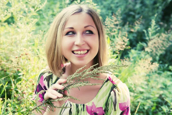 Молодая женщина и полевые цветы. — стоковое фото