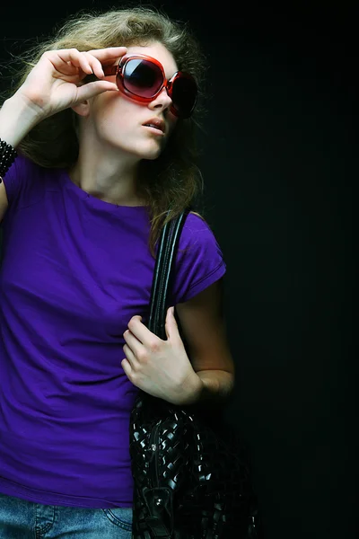 ファッション サングラスやハンドバッグを持つ女性 — ストック写真