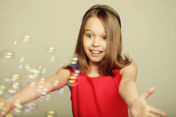 Menina soprando bolhas de sabão — Fotografia de Stock