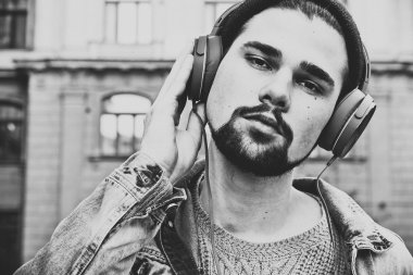 Hipster adam portre siyah beyaz