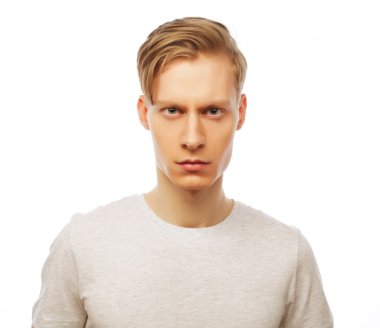 yaşam tarzı ve insanlar kavramı: Beyaz tişörtlü yakışıklı adam