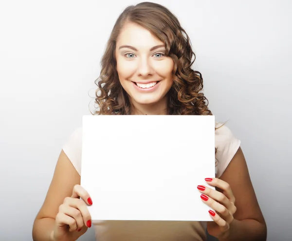 Sorrindo jovem mulher estilo casual mostrando tabuleta em branco — Fotografia de Stock