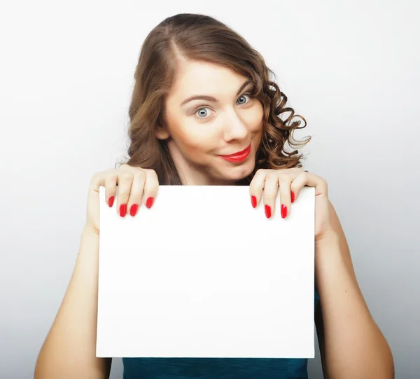 Sonriente joven mujer estilo casual mostrando letrero en blanco — Foto de Stock