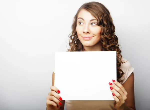Sonriente joven mujer estilo casual mostrando letrero en blanco — Foto de Stock