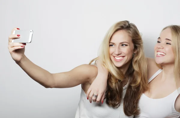 Deux jeunes femmes prenant selfie avec téléphone portable — Photo