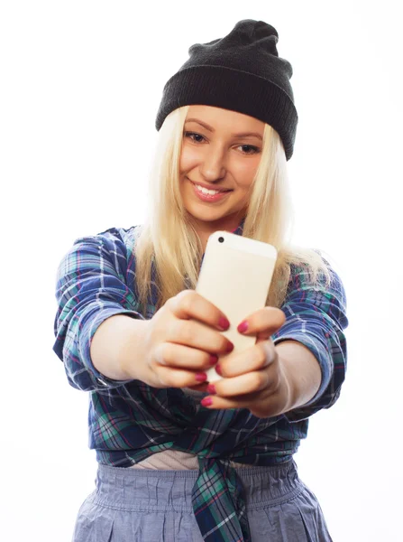 Hübsches Teenie-Mädchen mit Hut, macht Selfies — Stockfoto