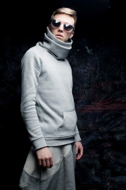 zarif genç yakışıklı adam.