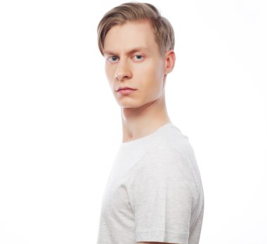 yaşam tarzı ve insanlar kavramı: Beyaz tişörtlü yakışıklı adam