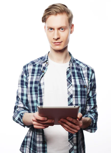 Gelukkig jongeman met behulp van digitale Tablet geïsoleerd — Stockfoto