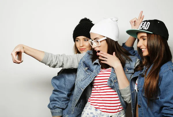 Tres chicas adolescentes felices con teléfono inteligente tomando selfie — Foto de Stock