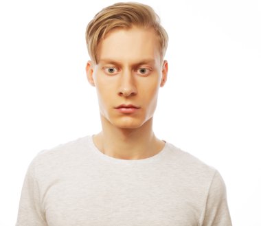 yaşam tarzı ve insanlar kavramı: Beyaz tişörtlü yakışıklı adam