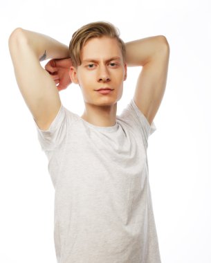 yaşam tarzı ve insanlar kavramı: Beyaz tişörtlü yakışıklı adam