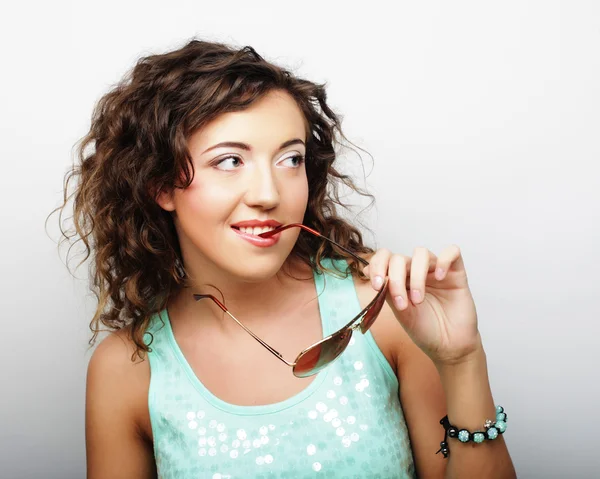 Genç, şehvetli sarışın kadın portresi..