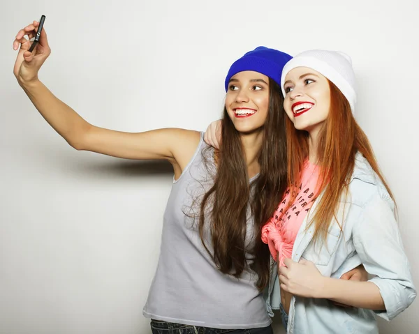 Two teenage girls friends in hipster outfit make selfie — Stock Photo, Image