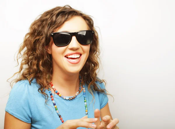 Chica divertida en gafas de sol con expresión de sorpresa — Foto de Stock