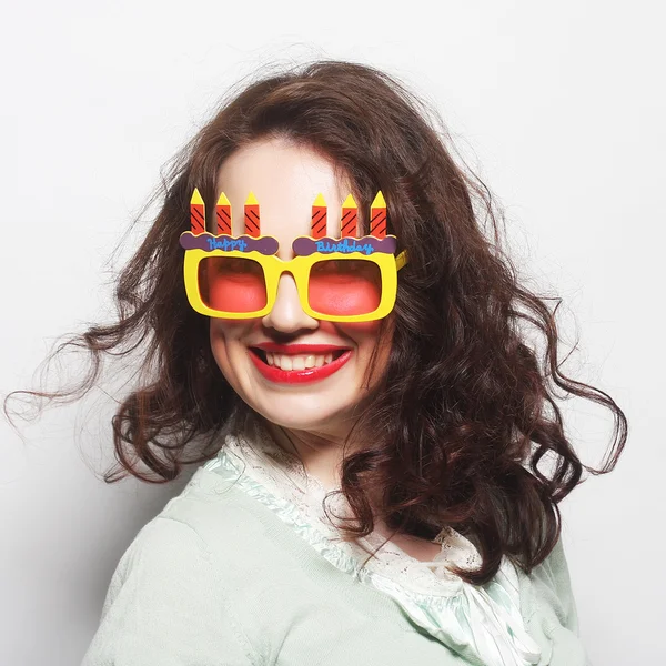 Mujer feliz joven con grandes gafas de sol naranjas — Foto de Stock