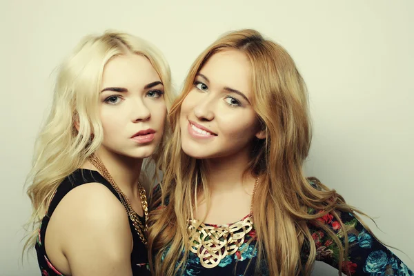 Two girl friends together smiling — Stock Photo, Image