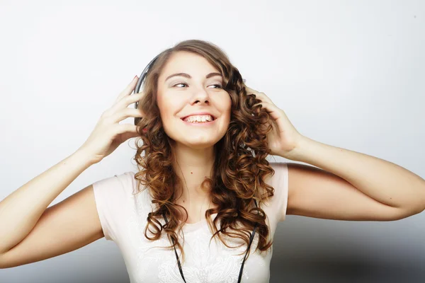 Γυναίκα με ακουστικά που ακούει μουσική — Φωτογραφία Αρχείου