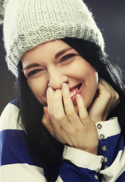 Porträt einer jungen, lustigen Frau — Stockfoto